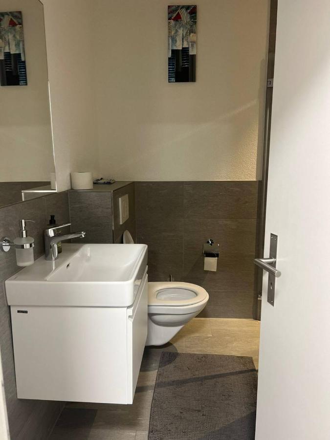 Basel-Stadt Gundeldingen Zimmer 401, Wc In The Hallway, Outside The Room エクステリア 写真